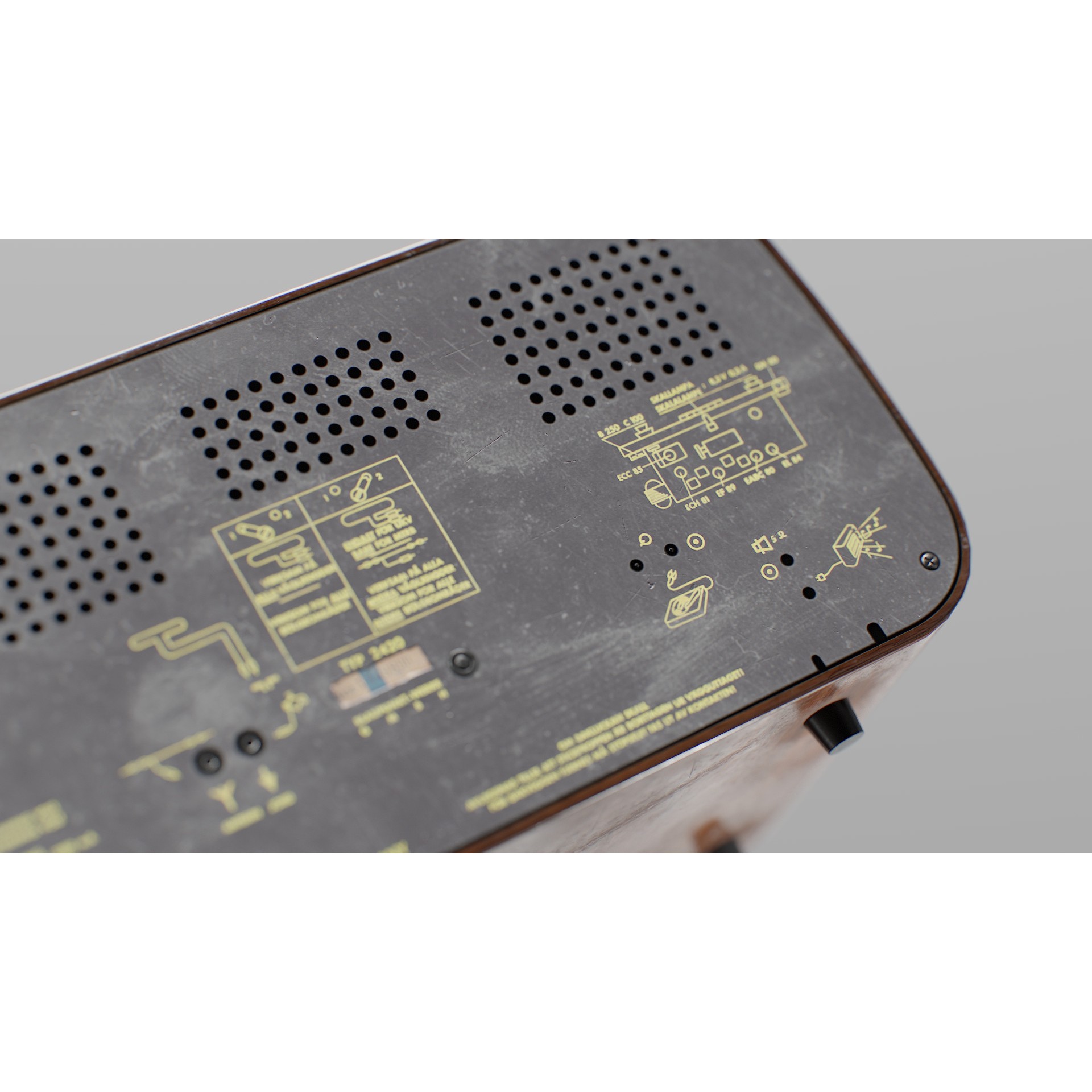 Old Antique Radio - Low-Poly Game-Ready 3D Model - View 13